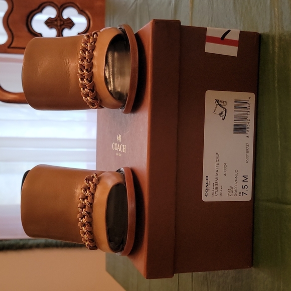 Coach sandals, color tan, leather. Size 7.5 M - Picture 2 of 4